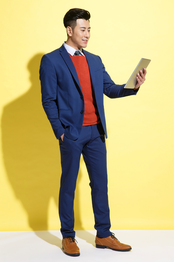 青年商务男士看平板电脑 青年商务男士看平板电脑
