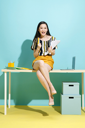 青年商务女士图片