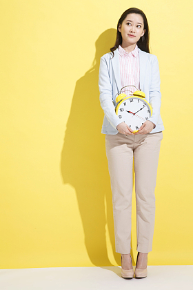 青年商务女士拿着钟表照片