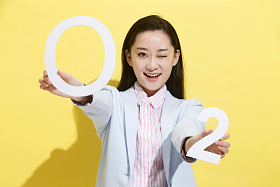 时尚青年女人拿着氧气符号图片