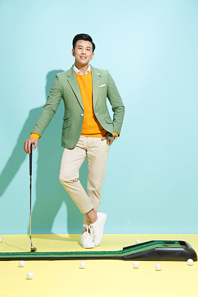 青年男人打高尔夫球