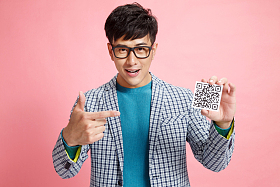 时尚年轻男人拿着二维