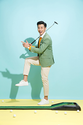 青年男人打高尔夫球图片