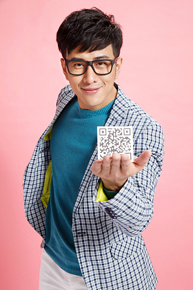 时尚年轻男人拿着二维