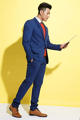 青年商务男士看平板电脑图片