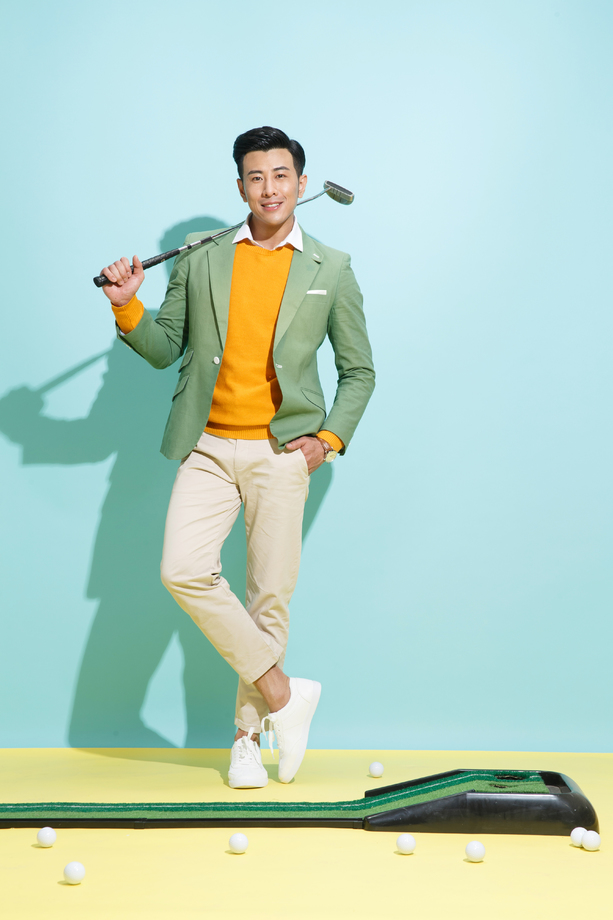 青年男人打高尔夫球图片