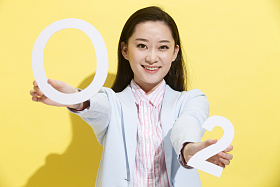 时尚青年女人拿着氧气符号图片