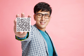 时尚年轻男人拿着二维