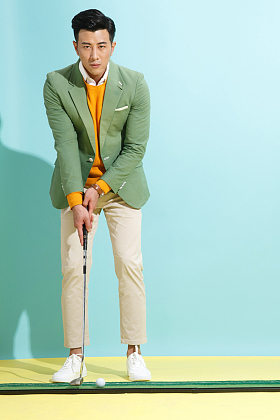 青年男人打高尔夫球照片