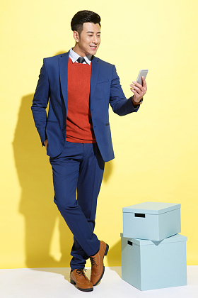 青年商务男士看手机