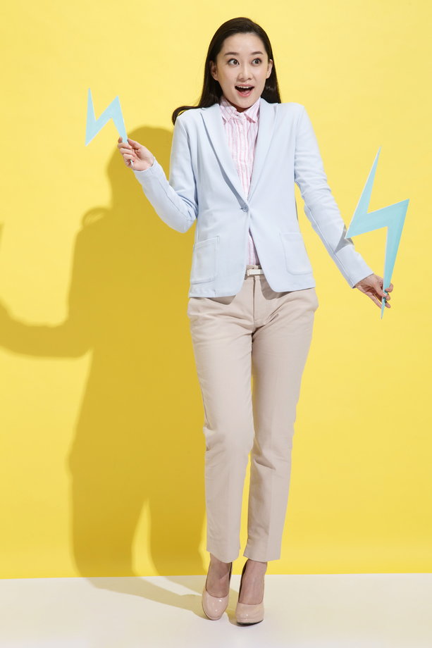 青年商务女士拿着闪电符号图片 青年商务女士拿着闪电符号图片