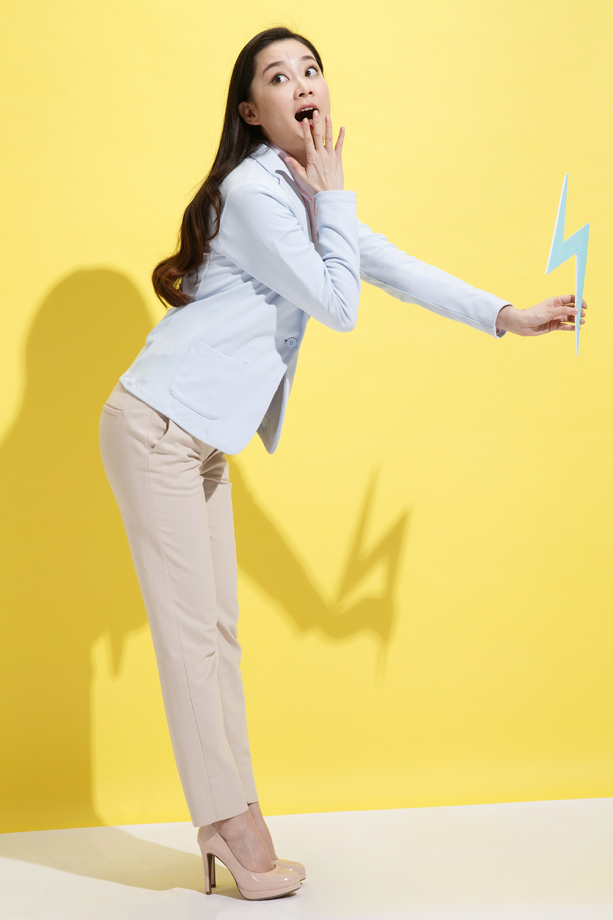 青年商务女士拿着闪电符号图片 青年商务女士拿着闪电符号图片