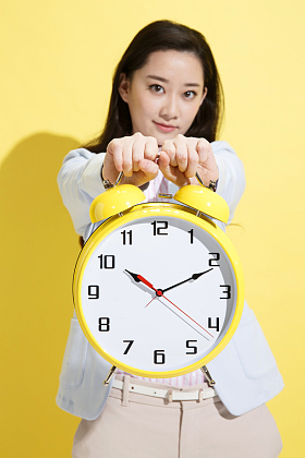 青年商务女士拿着钟表图片