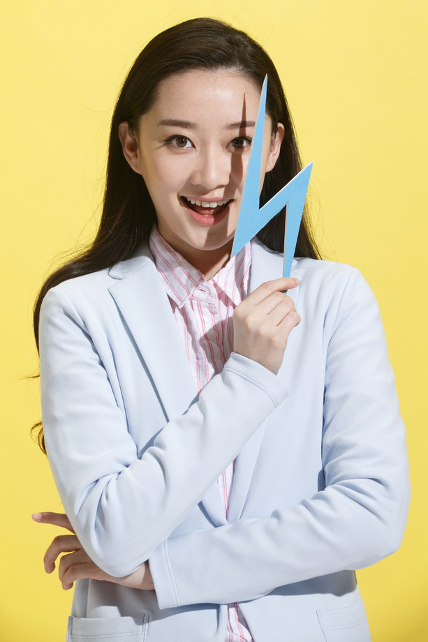 青年商务女士拿着闪电符号照片