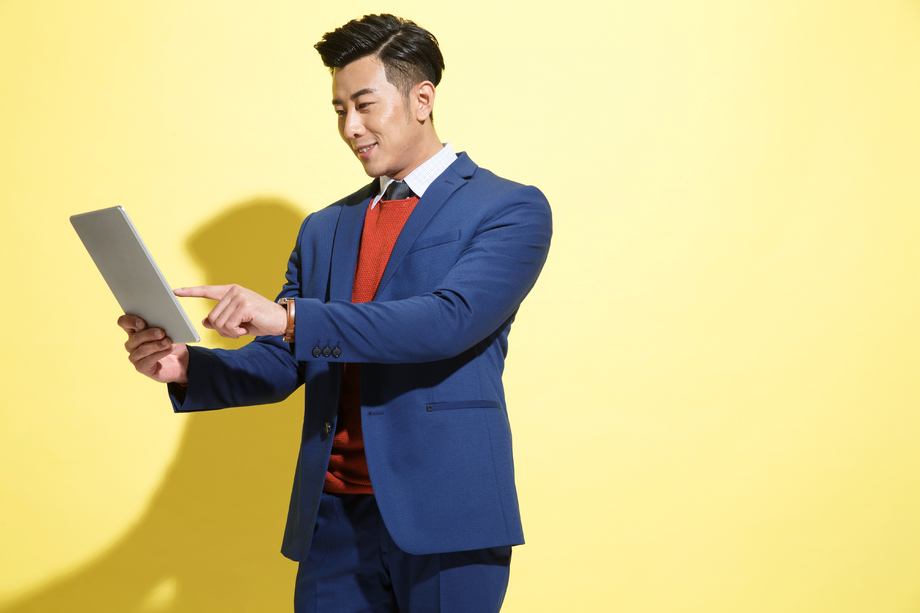 青年商务男士使用平板电脑 青年商务男士使用平板电脑