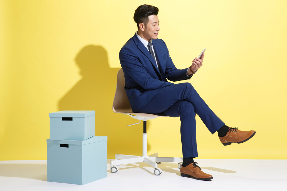 青年商务男士看手机图片 青年商务男士看手机图片