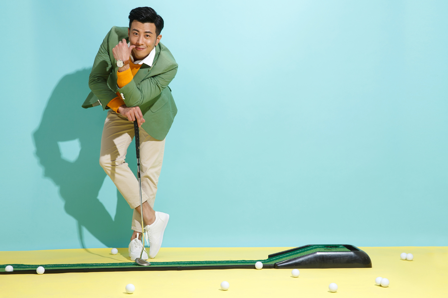 青年男人打高尔夫球照片
