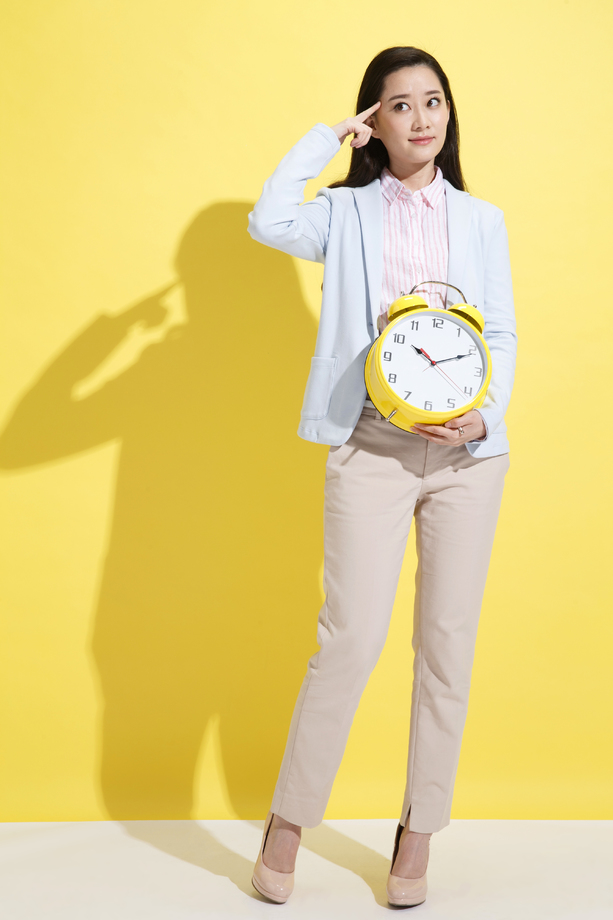 青年商务女士拿着钟表图片