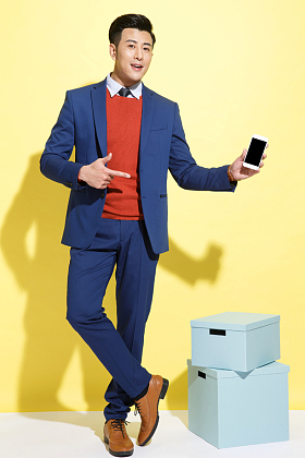 青年商务男士展示手机
