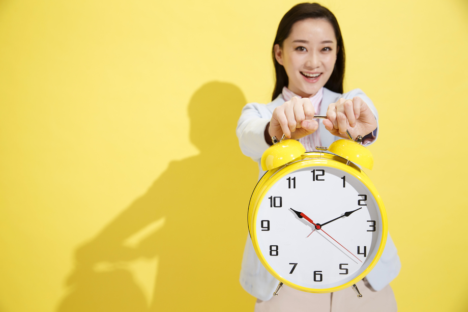 青年商务女士拿着钟表