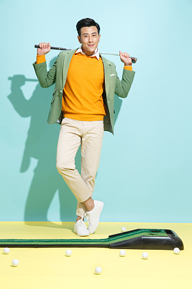 青年男人打高尔夫球照片