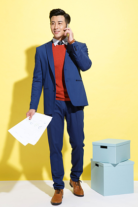 青年商务男士打电话