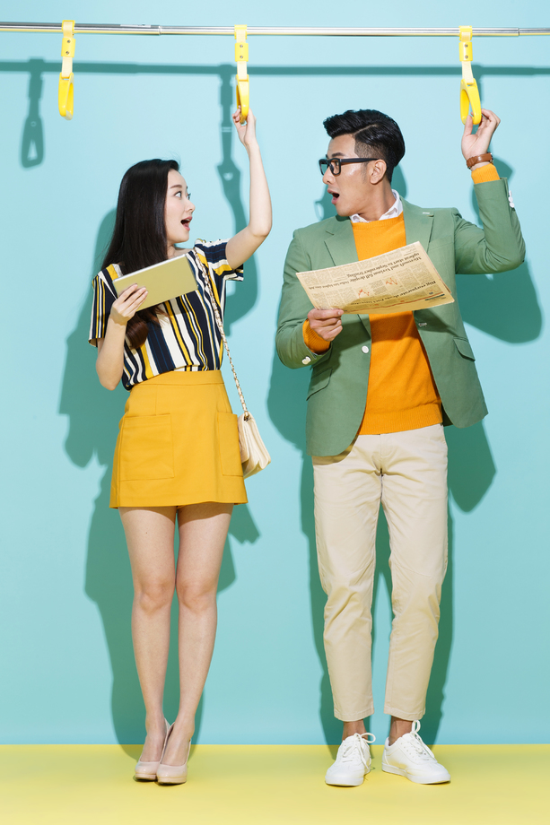 上班路上的青年人图片