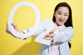 时尚青年女人拿着氧气符号