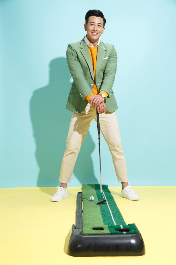 青年男人打高尔夫球照片 青年男人打高尔夫球照片