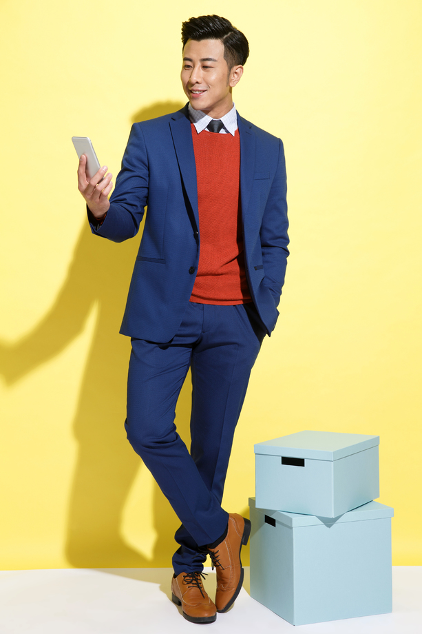 青年商务男士看手机 青年商务男士看手机