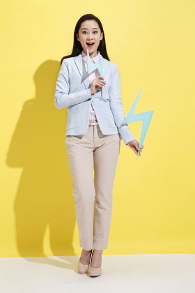 青年商务女士拿着闪电符号图片