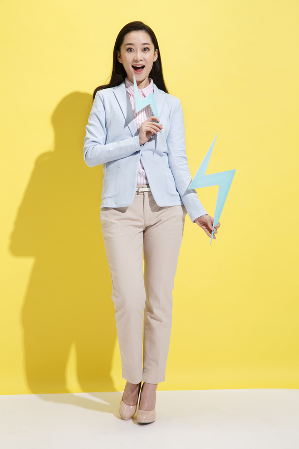 青年商务女士拿着闪电符号图片