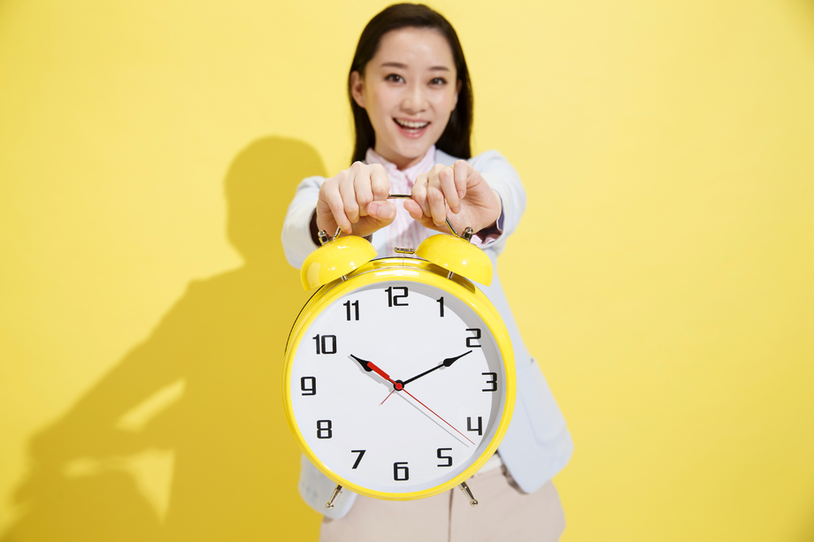 青年商务女士拿着钟表图片