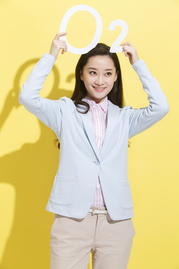 时尚青年女人拿着氧气符号照片