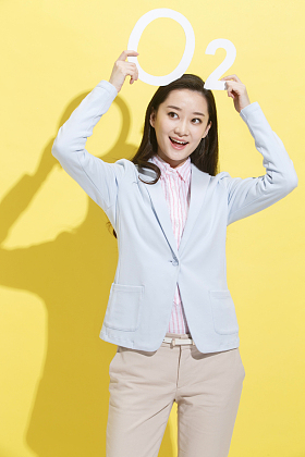 时尚青年女人拿着氧气符号图片