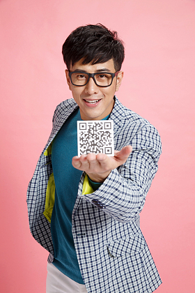 时尚年轻男人拿着二维
