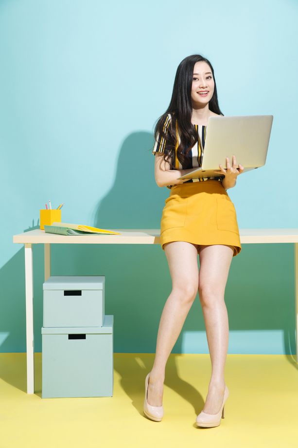 青年商务女士使用笔记本电脑
