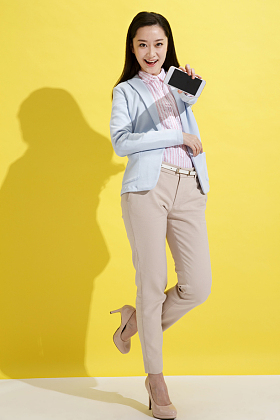 青年商务女士展示手机