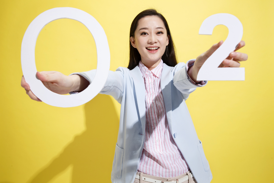 时尚青年女人拿着氧气符号图片 时尚青年女人拿着氧气符号图片