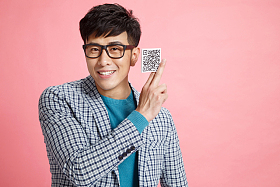 时尚年轻男人拿着二维