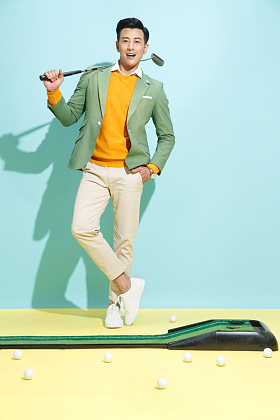 青年男人打高尔夫球照片