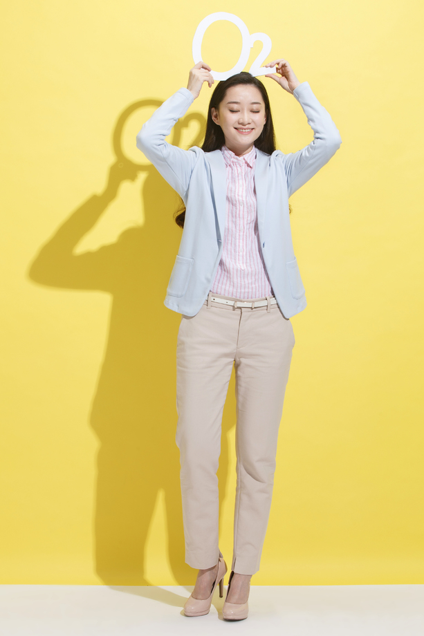 时尚青年女人拿着氧气符号 时尚青年女人拿着氧气符号