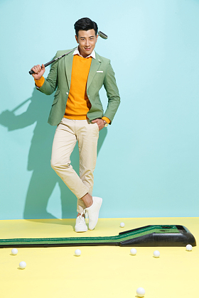 青年男人打高尔夫球图片