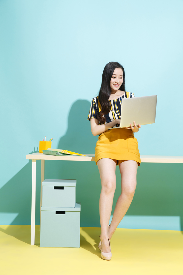 青年商务女士使用笔记本电脑 青年商务女士使用笔记本电脑