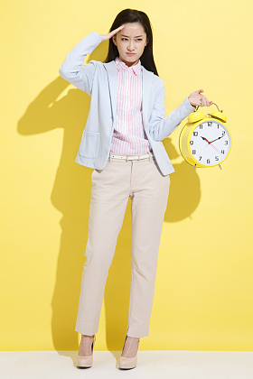 青年商务女士拿着钟表照片