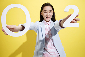 时尚青年女人拿着氧气符号图片