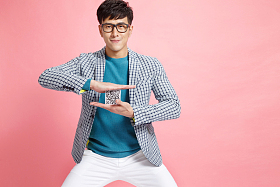 时尚年轻男人拿着二维