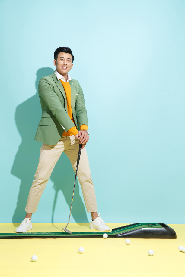 青年男人打高尔夫球图片