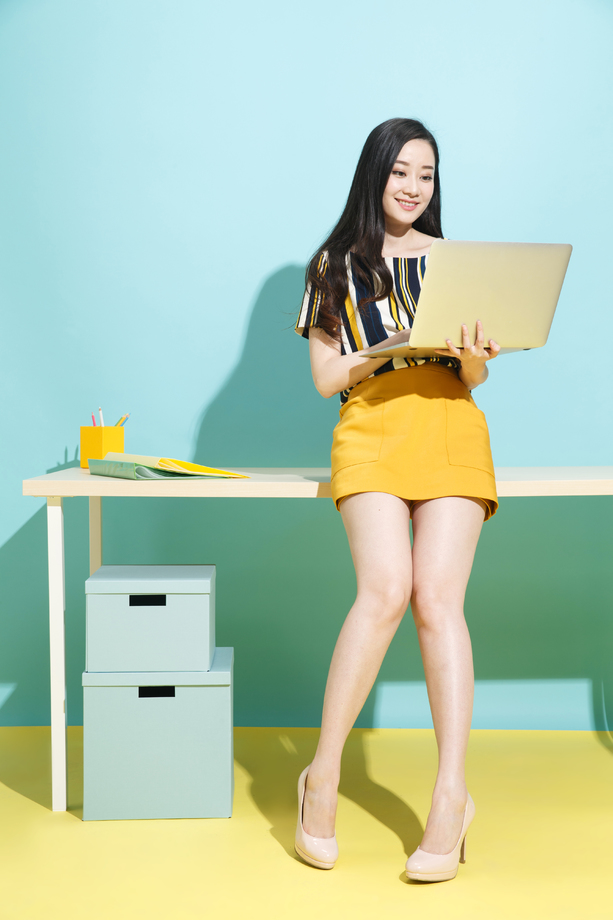 青年商务女士使用笔记本电脑图片