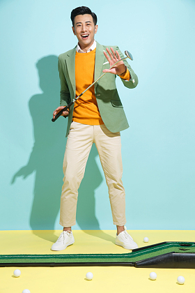 青年男人打高尔夫球图片